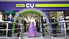 BGF Retail on Thursday announced that it has opened its first Malaysian CU convenience store, named CU Centerpoint, in Kuala Lumpur in partnership with MYCU Retail, a subsidiary of Malaysia’s Mynews Holdings. Low Chooi Hoon, MYCU Retail CEO, center, took part in the opening ceremony on Thursday. [BGF RETAIL]
