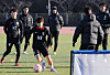 Colin Bell, center, leads the Korean women's football team through a training session at Munsu Football Stadium in Ulsan on Monday.  [YONHAP]