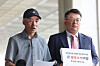 Lee Rae-jin, left, brother of murdered South Korean official Lee Dae-joon, talks to reporters outside the Seoul Central District Prosecutors' Office after submitting criminal complaints against three officials of Moon Jae-in administration for allegedly directing a cover-up of his brother's death in 2020. Standing next to him is the family's attorney, Kim Ki-yoon. [YONHAP]