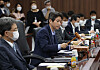 Unification Minister Lee In-young, center, bangs a gavel to approve a $10 million donation to North Korea via the World Food Programme at an inter-ministerial council meeting at the Central Government Complex in central Seoul on Thursday.