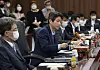 Unification Minister Lee In-young, center, bangs a gavel to approve a $10 million donation to North Korea via the World Food Programme at an inter-ministerial council meeting at the Central Government Complex in central Seoul on Thursday.