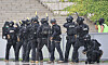 Members of the police's Special Operation Unit in tactical gear respond to a mock terrorist attack at the National Assembly in Yeouido, western Seoul, on Monday. The Ulchi Exercise, scheduled to continue until Sunday, involves not only police and emergency personnel but also Korea’s civil authorities. [YONHAP]