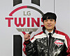 Park Dong-won poses after signing with the LG Twins in a picture released by the club on Monday.  [LG TWINS]