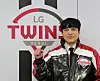 Park Dong-won poses after signing with the LG Twins in a picture released by the club on Monday. [LG TWINS]