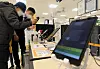 Customers at a large-sized supermarket in Seoul flash their QR codes before entering on Sunday. The vaccine pass system in place across supermarkets and department stores larger than 3,000 square meters (32,290 square feet) in Seoul has been lifted after a court decided to temporarily halt it, citing basic rights of people. Stores can still require customers to flash their QR codes to keep record of their entries and contact information in case an outbreak takes place. [NEWS1]