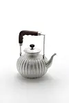 A silver teapot by artist and silversmith William Lee now on view at Huue Craft Seoul gallery in the Shilla Hotel, central Seoul. [WILLIAM LEE]