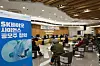 Retail investors wait at NH Investment & Securities’ headquarters in Yeouido, western Seoul, last week, to place orders for shares in the public offering of SK Bioscience. [SK BIOSCIENCE]