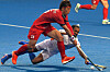 Jang Jong-hyun, left, dodges past India's Jaskaran Singh during a men's field hockey match between Korea and India at the Asian Championship Trophy tournament in Dhaka, Bangladesh on Tuesday. Korea held defending champion and Olympic bronze-medalists India to a 2-2 draw in their opening match. [AFP/YONHAP]