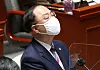 Finance Minister Hong Nam-ki on March 18 is deep in thought while listening to growing demand for fiscal input from lawmakers in the National Assembly. [AP/YONHAP]