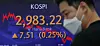 A screen at Hana Bank's trading room in central Seoul shows the Kospi closing at 2,983.22 points on Thursday, up 7.51 points, or 0.25 percent, from the previous trading day. [NEWS1]
