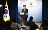 Financial Services Commission Vice Chairman Kim So-young speaks about the regulator's permission for the opening of bank accounts for cryptocurrency transactions on Feb. 13 at the government complex in central Seoul. [FINANCIAL SERVICES COMMISSION]
