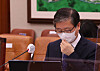 Byeon Chang-heum, Korea's land minister nominee, at his confirmation hearing at the National Assembly's committee on land and transportation on Wednesday. [OH JONG-TAEK]