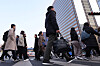 Citizens cross the crosswalk at Gwanghwamun Square in central Seoul during their morning commute. [YONHAP]
