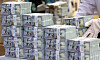 A worker moves stacks of dollar bills at Hana Bank's Counterfeit Notes Response Center in Jung District, central Seoul, on Wednesday.[NEWS1]