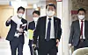 Financial Services Commission Chairman Eun Sung-soo walks the hall before announcing the decision to ban short selling until May on Feb. 3 in Seoul. [YONHAP]