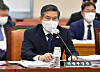South Korean Defense Minister Jeong Kyeong-doo speaks at a parliamentary hearing on Aug. 25. [OH JONG-TAEK]