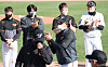 Hanwha Eagles Manager Carlos Subero applauds his team after the Eagles beat the Kiwoom Heroes in their final exhibition game on Tuesday. [NEWS1]