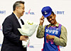 Kiana Smith, right, poses with Yongin Samsung Life Blueminx head coach Im Geun-bae after topping the 2022 WKBL rookie draft at Dowon Gymnasium in Incheon on Friday.  [YONHAP]