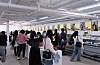 Visitors swarm the offline flea market organized by Bungaejangter, an online secondhand trading app, on Saturday in Seongsu-dong, eastern Seoul, to buy fashion items previously owned by celebrities Kong Hyo-jin, Uhm Ji-won and Choi Soo-young. [BUNJANG]