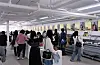 Visitors swarm the offline flea market organized by Bungaejangter, an online secondhand trading app, on Saturday in Seongsu-dong, eastern Seoul, to buy fashion items previously owned by celebrities Kong Hyo-jin, Uhm Ji-won and Choi Soo-young. [BUNJANG]
