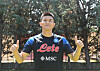 Kim Min-jae poses in a Napoli shirt after signing with the Italian Serie A club on Wednesday. [YONHAP]