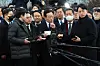 With senior Democratic Party lawmakers behind him, DP Chairman Lee Jae-myung delivers remarks after arriving at the Seongnam branch of the Suwon District Prosecutors' Office on Tuesday morning. [NEWS1]
