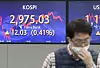 A screen in Hana Bank's trading room in central Seoul shows the Kospi closing at 2,975.03 points on Tuesday, up 12.03 points, or 0.41 percent, from the previous trading day. [NEWS1]