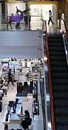 An art exhibition is being held on the second floor of a Lotte Mart store in Songpa District, southern Seoul, on Monday. The 'Art in LotteMart' is the first such art exhibition at the franchise. Around 300 works of art are being displayed in the space. [YONHAP]