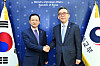 Foreign Minister Cho Tae-yul, right, poses with Chinese Ambassador to South Korea Dai Bing ahead of their meeting at the Foreign Ministry in Seoul on Feb. 6. [MINISTRY OF FOREIGN AFFAIRS]
