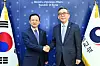 Foreign Minister Cho Tae-yul, right, poses with Chinese Ambassador to South Korea Dai Bing ahead of their meeting at the Foreign Ministry in Seoul on Feb. 6. [MINISTRY OF FOREIGN AFFAIRS]
