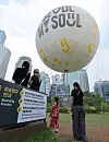 Visitors watch Seouldal getting ready to welcome passengers in Yeouido Park in western Seoul on Sunday. [NEWS1]