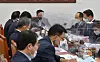 Lawmakers attend a meeting to discuss next year's budget at the National Assembly in Yeouido, western Seoul. [YONHAP]