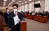 Rep. Lee Dal-gon, front, of the opposition People Power Party leaves a meeting of the National Assembly's Committee on Culture, Sports and Tourism on Wednesday after protesting the ruling Democratic Party's endorsement of Rep. Hwang Hee as a new minister of culture. [YONHAP]