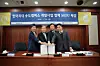 Representatives from the Hankuk University of Foreign Studies (HUFS) in northern Seoul sign a memorandum of understanding for academia-industry cooperation with Hyundai Engineering & Construction, Korea Investment & Securities and Zinol D&C on Friday to develop an innovation campus in Songdo, Incheon. The 300-million-won ($270,000) project to develop HUFS’ Songdo campus and enhance data science studies also aligns with the government’s Digital New Deal initiative. From left, Kim Yong-sik, a senior managing director at Korea Investment & Securities; Kim In-chul, president of HUFS; Kim Yong-sik, a senior managing director at Hyundai Engineering & Construction; and Jeong Hyang-don, CEO of Zinol D&C pose for a photo. [HUFS]