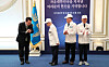 President Yoon Suk Yeol, far left, with the top officials of the Korean War Veterans Association including its chairman Son Hee-won, second from left, at the Blue House’s Yeongbingwan during a luncheon with 190 patriots and veterans' families on Wednesday. The Korean War veterans were given a new “heroes” uniform. President Yoon at the event stressed that the uniform contains the government’s promise of never forgetting the sacrifice and dedication that the Korean War veterans have made. [JOINT PRESS CORPS]