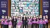 Seoul Mayor Oh Se-hoon, center, poses for a group photo with digital supporters for senior citizens at City Hall on Thursday. Digital supporters, who are aged 55 or older, will teach the elderly how to use digital devices. [NEWS1]
