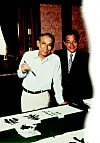 Lee, right, and his father, Samsung founder Lee Byung-chull, in 1980. [SAMSUNG]
