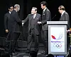 Lee shakes hands with Jacques Rogge, president of the International Olympic Committee from 2001 to 2013, following his presentation in July 2011 to bring the Winter Olympics to Pyeongchang. [YONHAP]