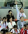 Lee and his family watch the men’s 400-meter freestyle at the Olympic Park in London during the London 2012 Summer Olympics. [YONHAP]