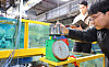 A official inspects the scale at a store in Soraepogu fish market in Namdong District, Incheon, on Tuesday. [YONHAP]