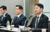 This undated file photo provided by the Ministry of Trade, Industry and Energy shows Industry Minister Ahn Duk-geun on the right. [YONHAP]
