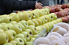 Shoppers check out fruit at a supermarket in Seoul on Feb. 16. [YONHAP]