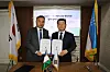 K-water CEO Yun Seog-dae, right, and Uzbekistan's Deputy Minister of Energy Umid Mamdaminov pose for a photo after signing an agreement on water management. [K-WATER]