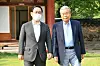 Acting Chairman of the main opposition United Future Party Kim Chong-in, right, meets with Rep. Joo Ho-young, floor leader of the party, on Saturday to urge him to return as the chief negotiator. Joo expressed his intention to step down after the ruling Democratic Party used its majority to start forming the standing committees last week. [YONHAP]