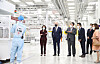 President Yoon Suk-yeol, third from left, and U.S. President Joe Biden, second from left, visited a Samsung Electronics chip factory in Pyeongtaek on May 20 when the two presidents vowed to further cooperate on supply chain management. [NEWS1]