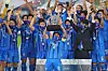 Ulsan Hyundai FC midfielder Sin Jin-Ho lifts the winners' trophy after the Asian Football Confederation Champions League finals match between Iran's Persepolis FC and Korea's Ulsan on Saturday in Qatar. [AFP/YONHAP]