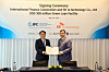 SK ie technology CEO Kim Cheol-jung, left, and Riccardo Puliti, regional vice president for Asia and the Pacific at International Finance Corporation, pose for a photo after signing an agreement to grant a $300 million green loan Wednesday in western Seoul. [SK IE TECHNOLOGY]