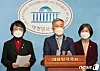 Rep. Choi Kang-wook, an ally of the ruling Democratic Party, proposes a bill enforcing punitive damages on media organizations to prevent fake news. [NEWS1]