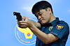 A police officer aims a gun that had been modified to be less lethal at the National Police Agency in Seoul on Tuesday. [YONHAP]