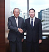 Ryu Jin, left, the newly appointed chairman of the Federation of Korean Industries, poses for photo with Chey Tae-won, chairman of the Korea Chamber of Commerce and Industry (KCCI) on Friday during their meeting in central Seoul. [KCCI]